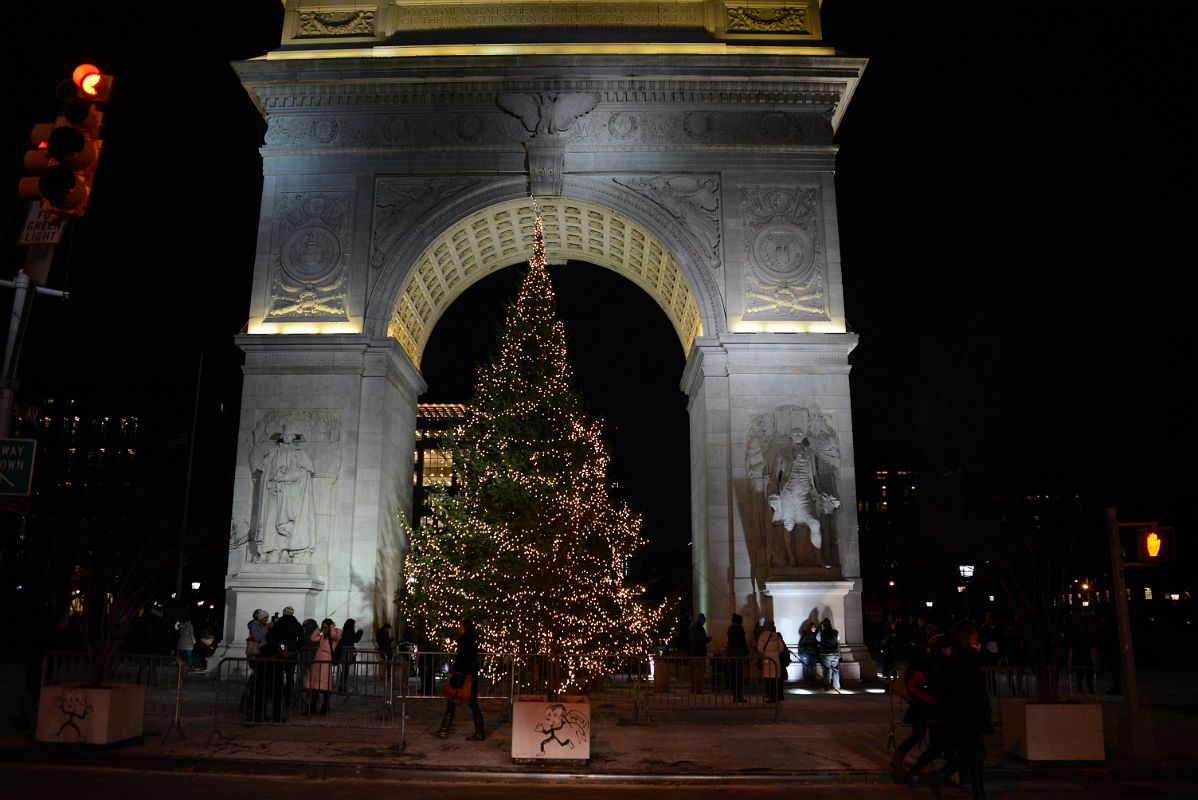 33 New York Washington Square Park Washington Arch With Christmas Tree